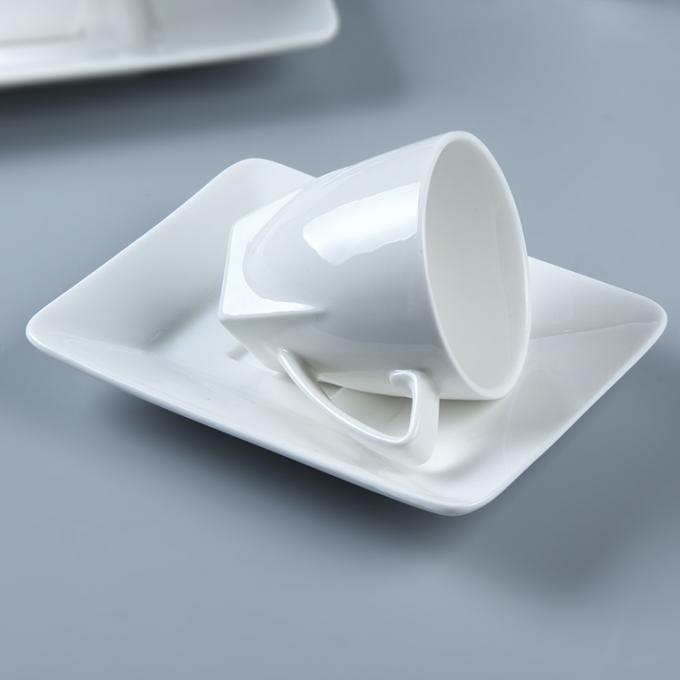 tazza di caffè con il piattino